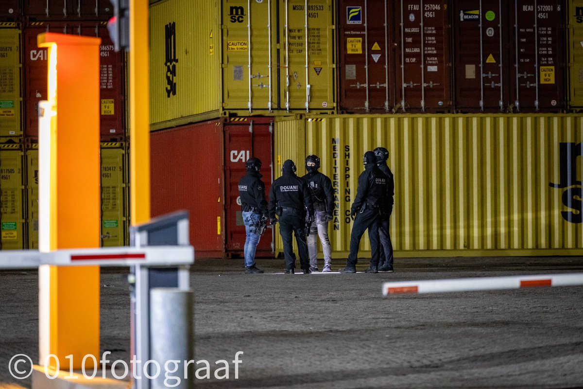 Douane rijdt drie uithalers klem in de Rotterdamse Waalhaven. De mannen hadden grote sporttassen bij zich en werkkleding van havenpersoneel. De drie zijn overgedragen aan de politie en zitten vast. 

Het artikel staat online:
010fotograaf.nl/9693/douane-ri…