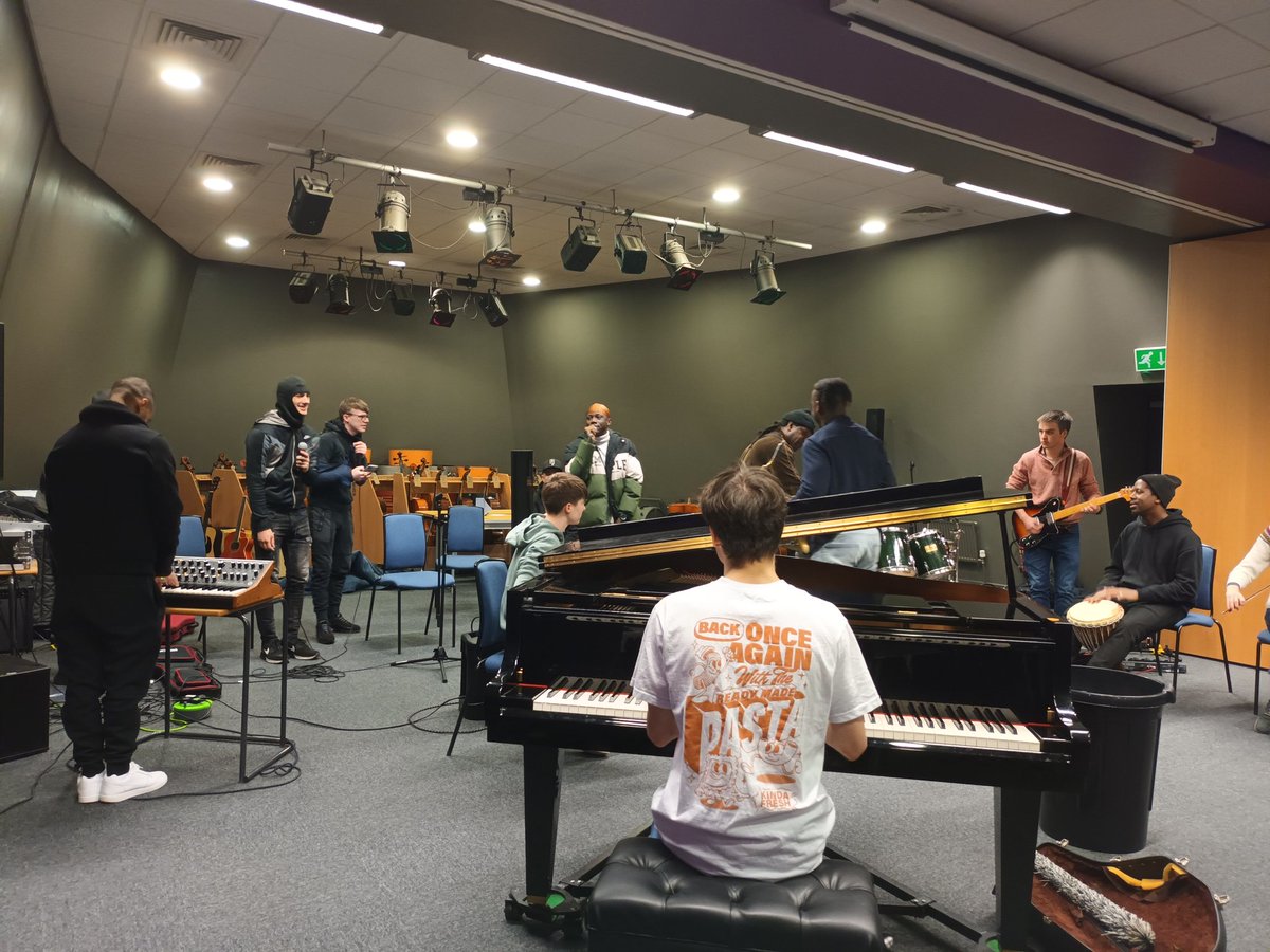 Opening jam session with @Tom_Warriors A Grime Supreme project in Hull with @HullMusicHub young musicians mixing ideas with rappers and producers supported by @bus_hull nice to see support from @HullJazzFest and @HullUniEvents here as well!