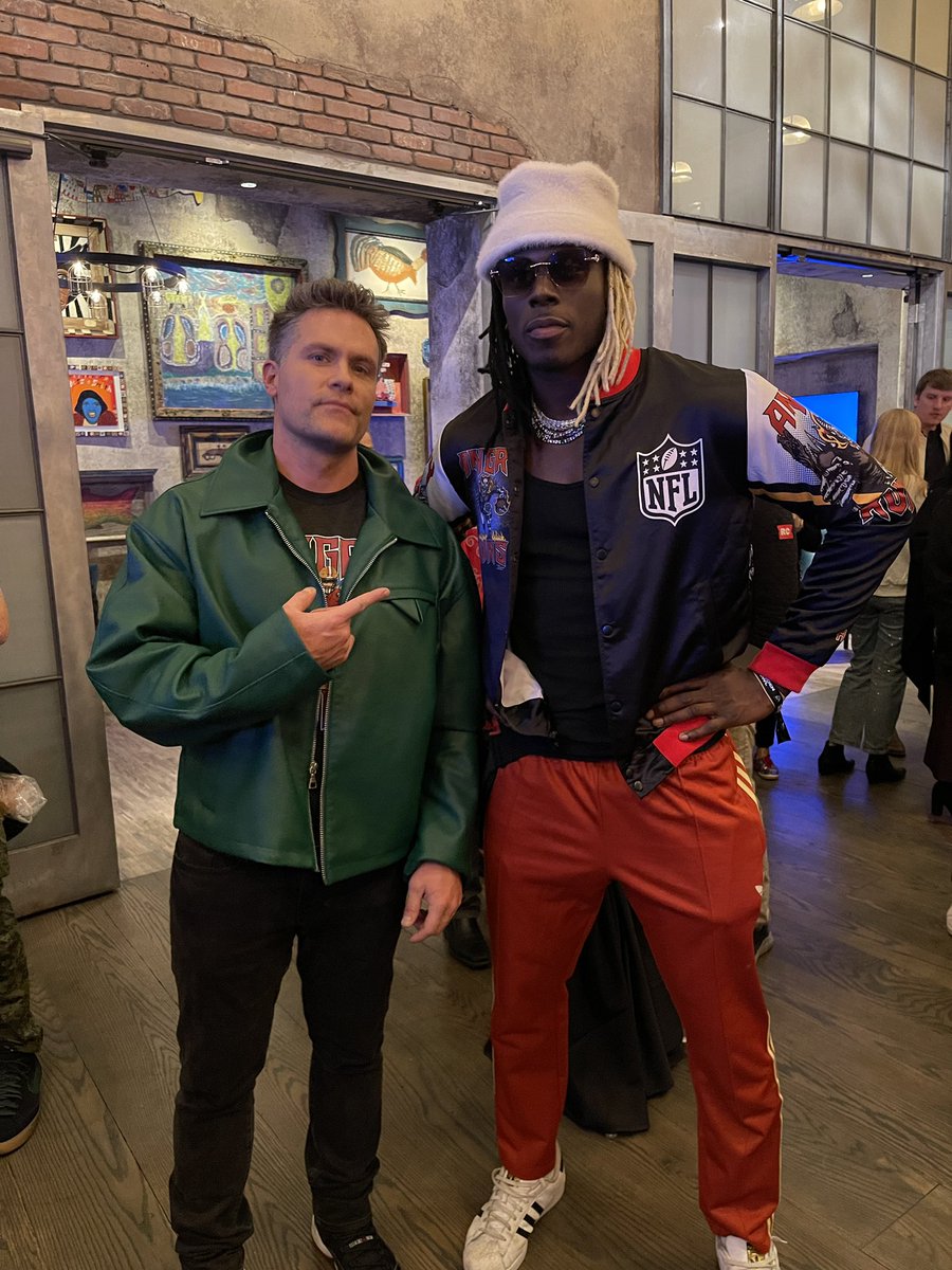 KyleBrandt's tweet photo. When you run into one of your favorite players, and he asks to do a “jacket swap.”

David Njoku is different. Love the guy. https://t.co/TxtyfXwKGK