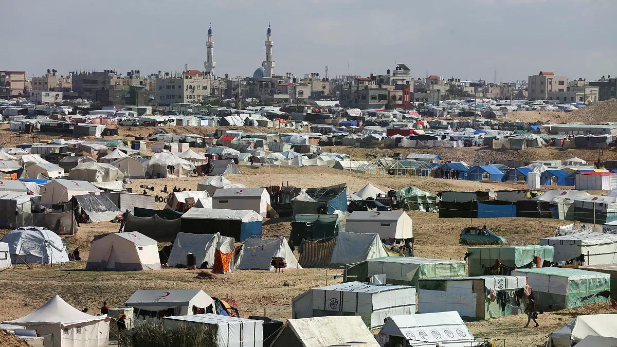 "سأموت هنا في خيمتي".. شهادات نازحين في رفح سئموا التهجير وتحذيرات من وقوع كارثة مفجعة (فيديو)
arabic.euronews.com/2024/02/10/pal…