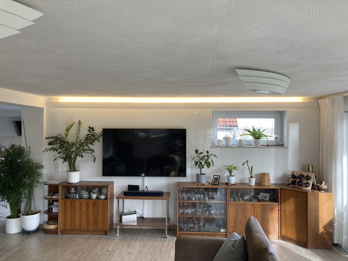 anddeks_HAS's tweet photo. Schon ein paar Wochen her, aber endlich ist auch die letzte Baulampe verschwunden. Leiste angebracht, Leiste verputzt, Licht angeschlossen. Nur beim Dimmer bin ich erstmal gescheitert. Da muss ich nochmal ran. Aber das mach ich morgen. Oder später halt. https://t.co/BQvkfAOfjf