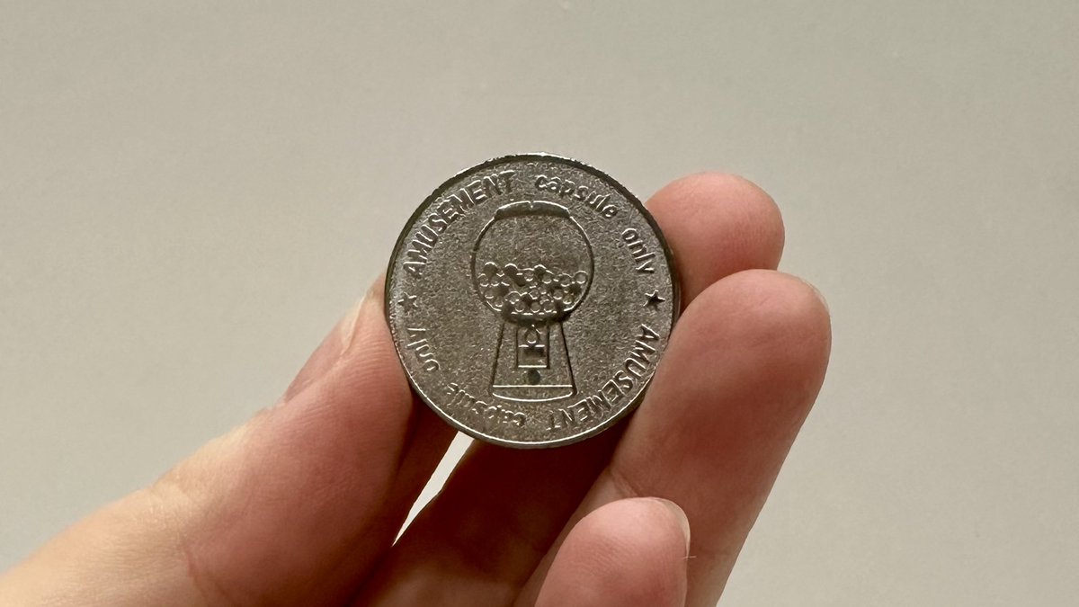 手のひらガレージキット は1回1000円のカプセルトイです。 レジでお支払いいただきましたら専用のコインをお渡ししますので、そちらを筐体に入れて回して下さい。  通常の硬貨は使えないのでご注意を！ #手のひらGK #ワンフェス2024冬 #WF2024W