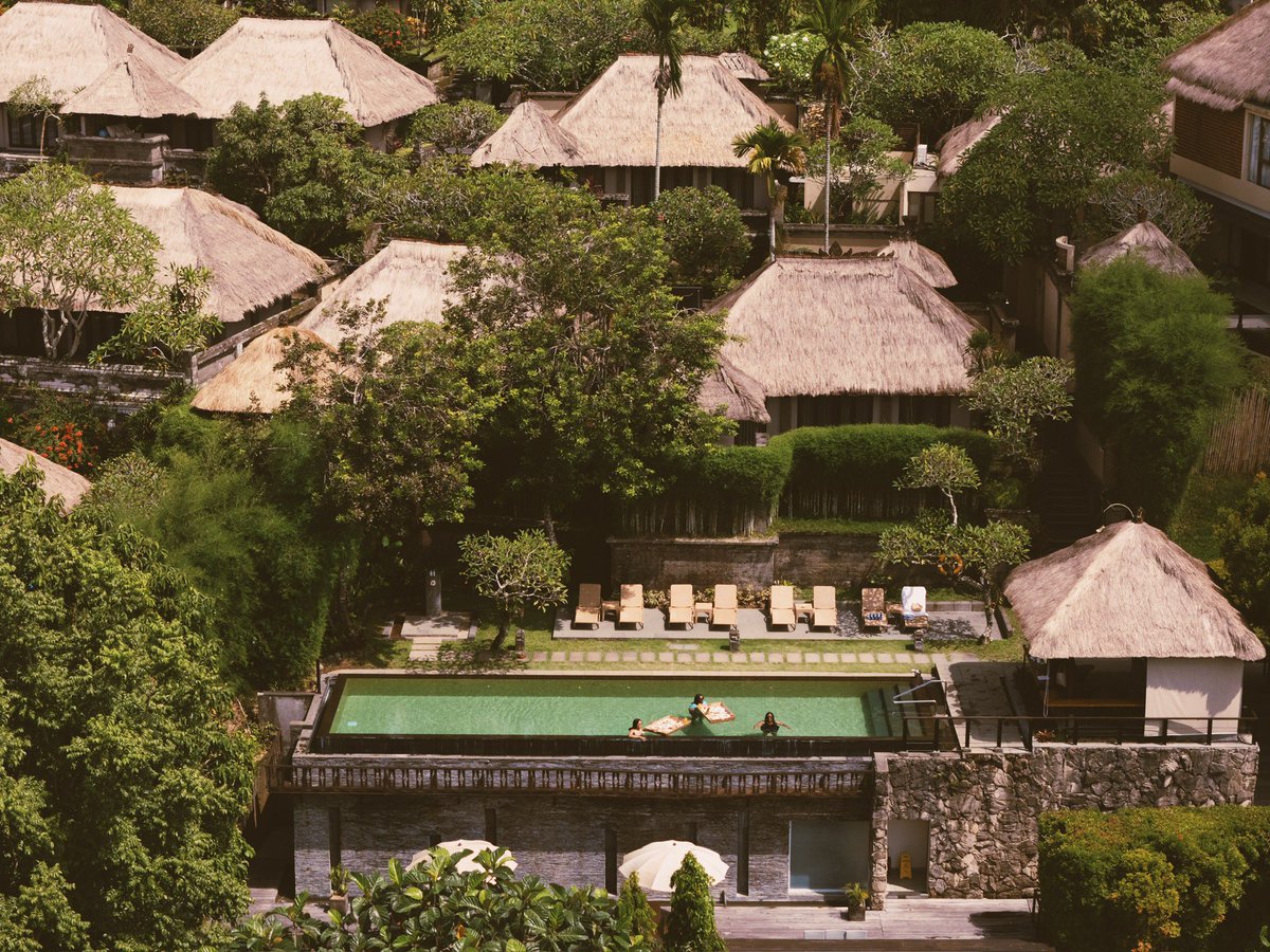 agraphotobali's tweet photo. One hour session at Kamandalu Ubud, for Ms. Tiffany and familyZ

#djiair3 #drone 

— https://t.co/EsdFb0tE6P https://t.co/CrBQEQddYM