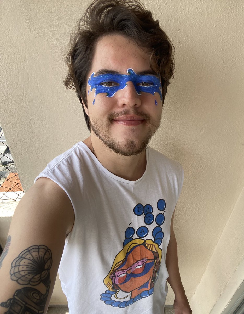 Alarchemist's tweet photo. Ser Multi talentoso é ir pro carnaval com uma maquiagem feita por mim e uma camisa estampada com minha arte 💙 https://t.co/m9gRDEeITL