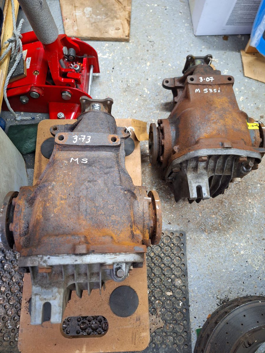 Had to raid one of the emergency BMW 210mm large case differential as M5 E28 #131 has become so thin it’s had indeed become porous. Luckily I had the correct oem spare 3.73 LSD from a previous project!