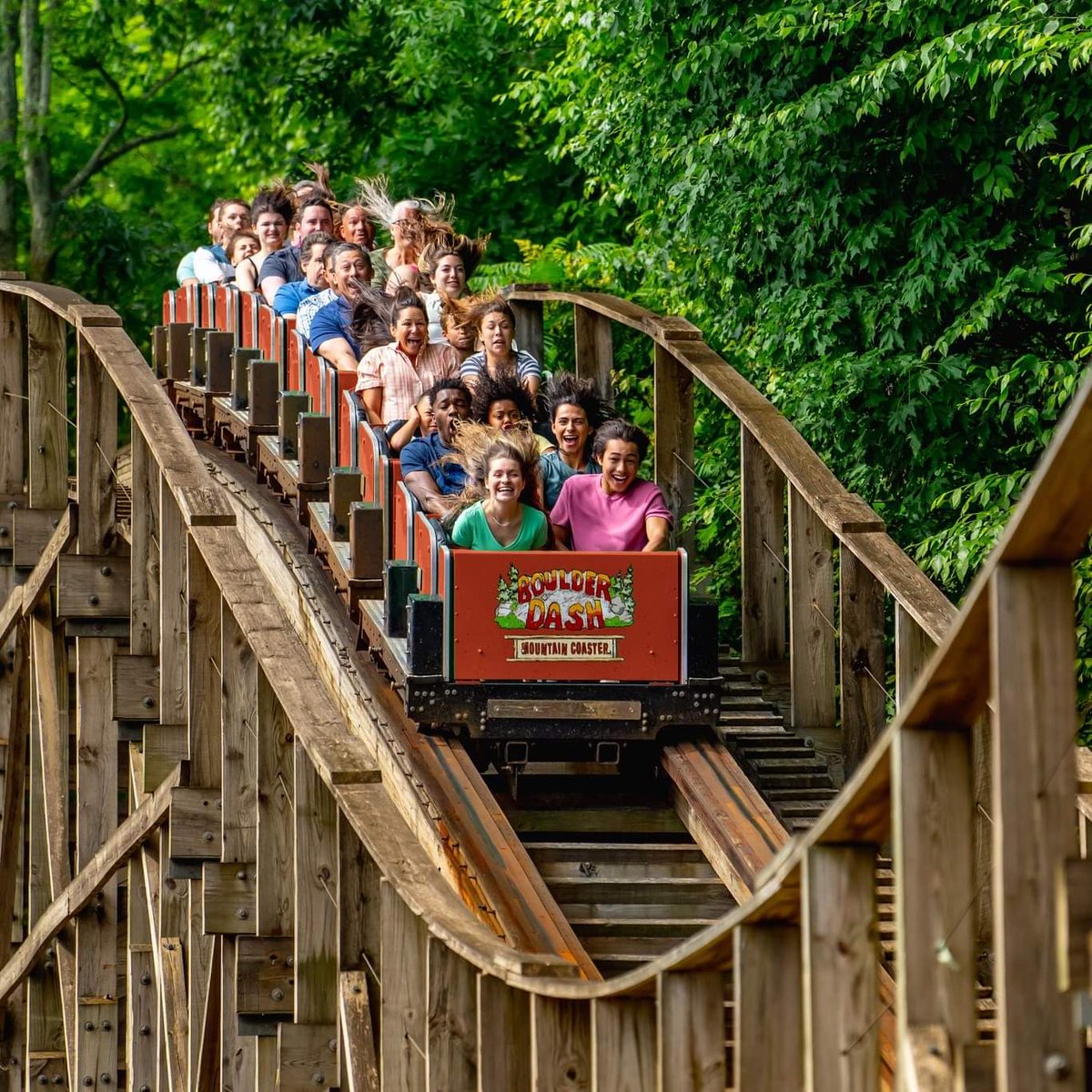 coasterchitchat's tweet photo. The train of Boulder Dash at @LakeCompounce is receiving a paint refresh! Help the park choose between Orange, Green, Grey, or Blue.

📸 Lake Compounce

#lakecompounce #ptc #ptci #philadelphiatoboggancoasters #coasterchitchat #rollercoaster #woodencoaster #refresh #bristol #CT https://t.co/UaL0K6PHJY