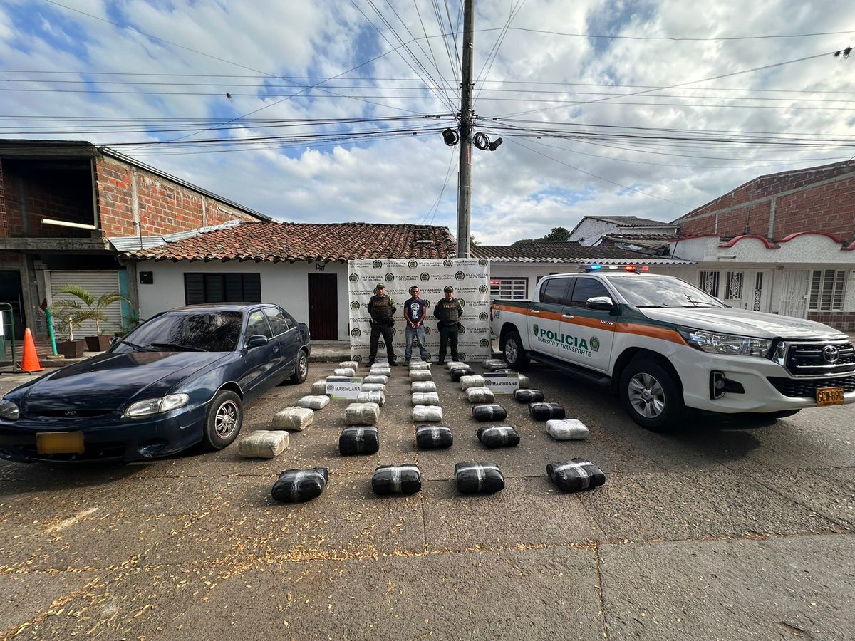 TransitoPolicia's tweet photo. #ATENCIÓN | En #ValleDelCauca, nuestros uniformados logran la incautación de 143 kilogramos de marihuana. La sustancia era transportada en un vehículo particular, el conductor fue capturado. #PlanChoque360 #DiosYPatria https://t.co/Sb60MwQ2jo
