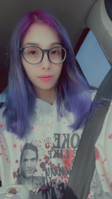 Messy hair, tired, baggy sweater.. let&rsquo;s do today. https://t.co/YZVlL1tlBw