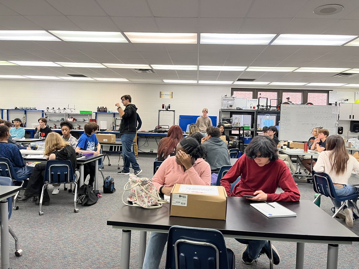 JenJT33's tweet image. Sess 9 of the UCF/NASA MUREP program is in full gear! Starting the day off w/some aerospace PD from program lead @JustinUrso. Ss continue collecting and analyzing data on sound waves using oscilloscopes. @MCPS_choice