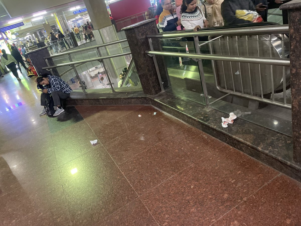 Udit623353's tweet photo. @OfficialDMRC Few visuals of the alarming situation, this brings a foul experience.  I was visiting the metro after few years and this was very shocking as Delhi Metro is know for its cleanliness @ArvindKejriwal https://t.co/alBna3TT1e