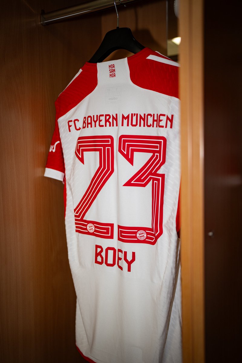 FCBayernEN's tweet photo. First start for Boey 🔴

#packmas #B04FCB https://t.co/O0rZd0yO5Z