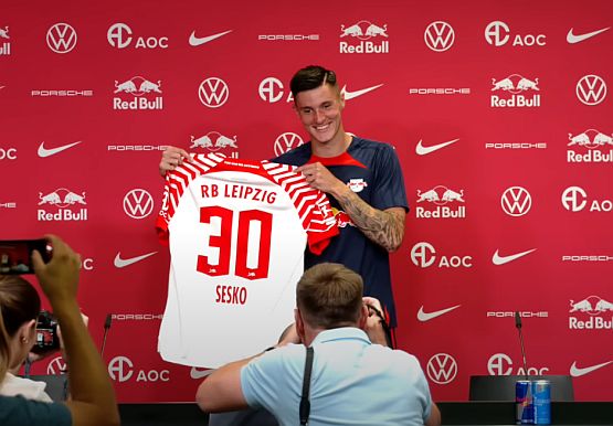 FTalentScout's tweet photo. Benjamin Šeško - last three Bundesliga games:

vs Stuttgart ⚽️
vs Union ⚽️
vs Augsburg ⚽️

20 years of age. 10 goals in around 1100 minutes for Leipzig this season. Showing glimpses of his immense potential. 🐂🇸🇮 https://t.co/os6CBjfhlJ