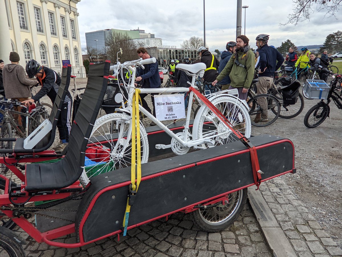 Es ist so traurig. Immer wieder sterben Radfahrende auf unseren Straßen. Heute haben wir ein Ghostbike beim #RideOfSilence zum Gedenken an Mike Suchanka zum Unfallort gebracht. 
#Natenom #StopKillingCyclists
