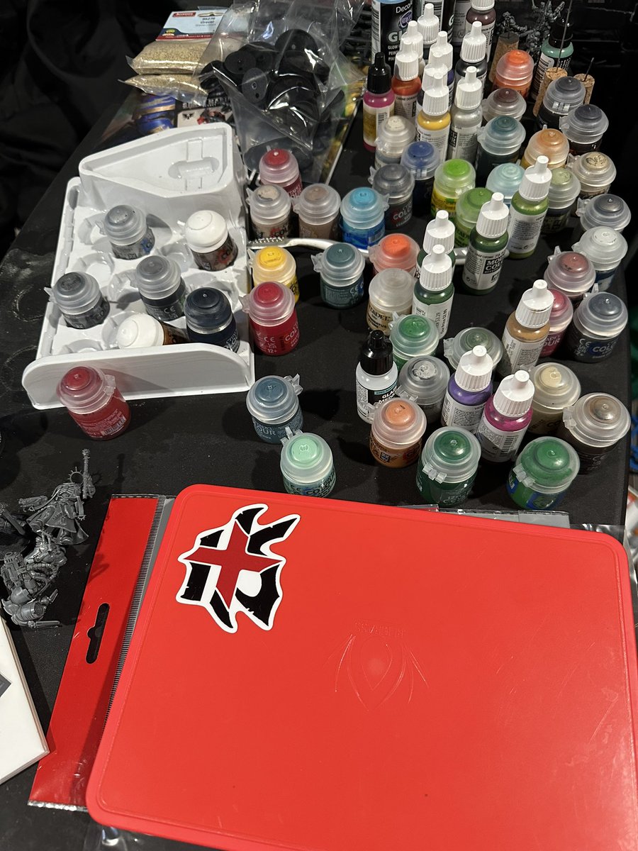 ManVsMiniatures's tweet photo. My side table disaster, help. #PaintingMiniatures #MiniaturePainting #PaintingWarhammer #ManVsMiniatures https://t.co/pO6qNRjaHG