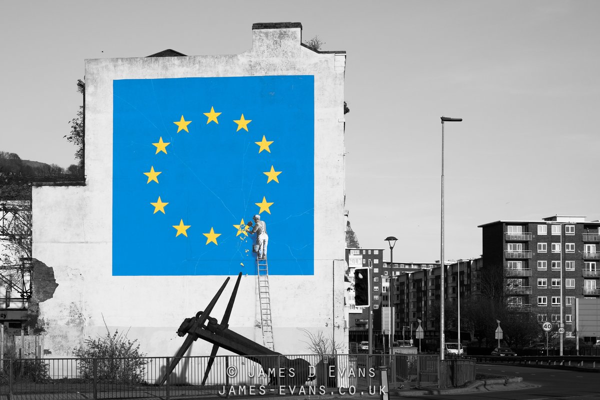 EntOptika's tweet photo. #brexit #farage #dover #banksy https://t.co/eAYcUe0491