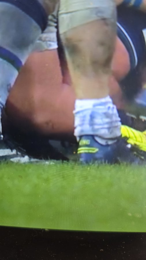 Apparently that rugby boot in the foreground isn't on the ground either! #AsOne #SCOvFRA #SixNationsRugby #SixNations2024 #SixNations