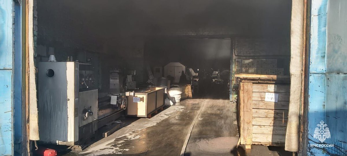 Kaluga region, Russia ❗
Bavovna 🔥🔥🔥💨🤌
Today a tire shop caught fire in the Kaluga region. On the afternoon of Saturday, February 10, a workshop for the production of rubber-coated industrial shafts in Zhukov caught fire. The fire broke out while processing rubber, the