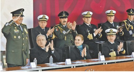 MariettoPonce's tweet photo. Que raro el gobierno de izquierda de López Obrador, administrado por militares. https://t.co/YZDqZRG0xH