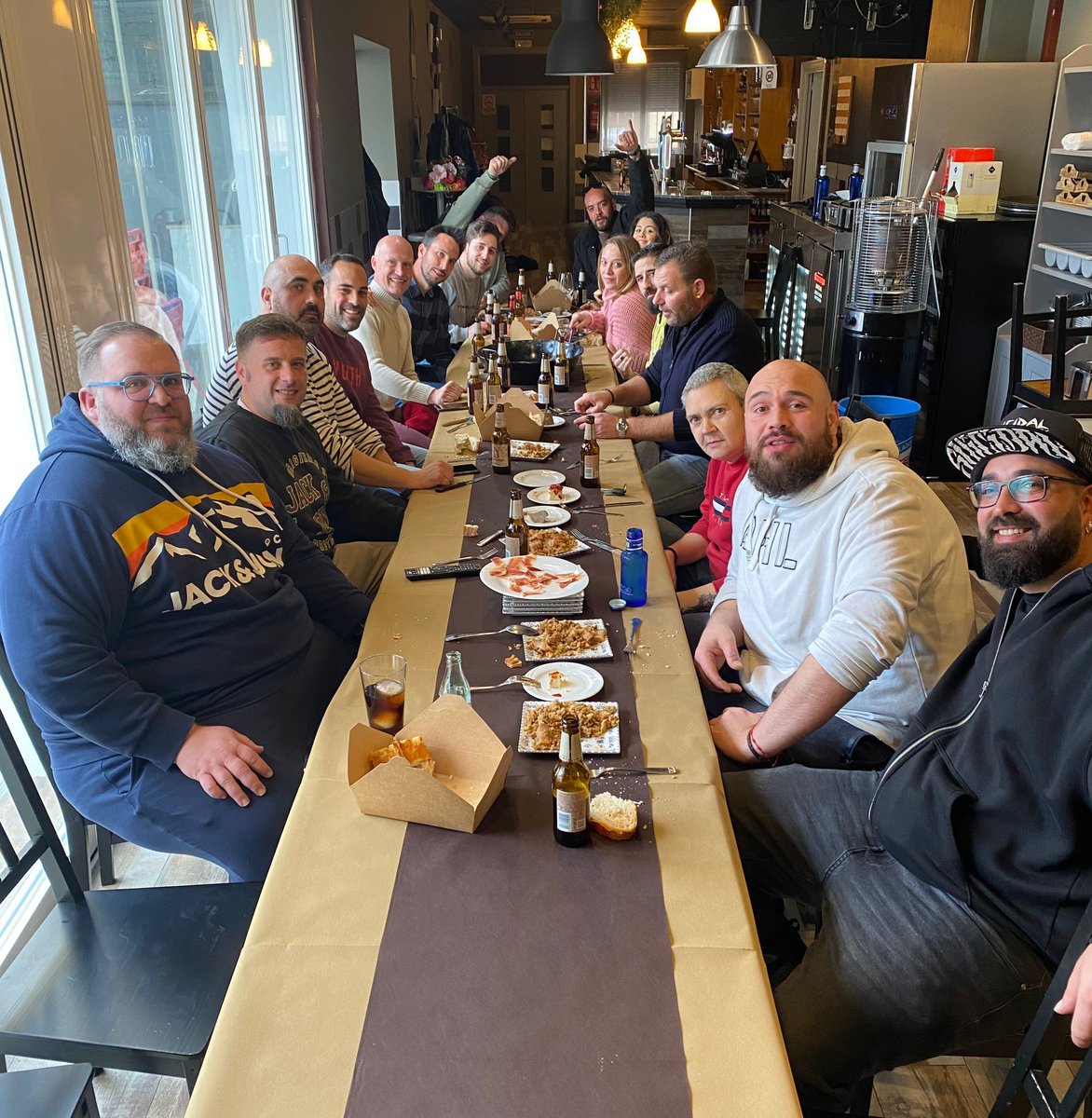 De sobremesa y esperando al pasacalles, vamos a cambiar el disfraz por las misses que van a portaventura y llevan siempre chubasquero...