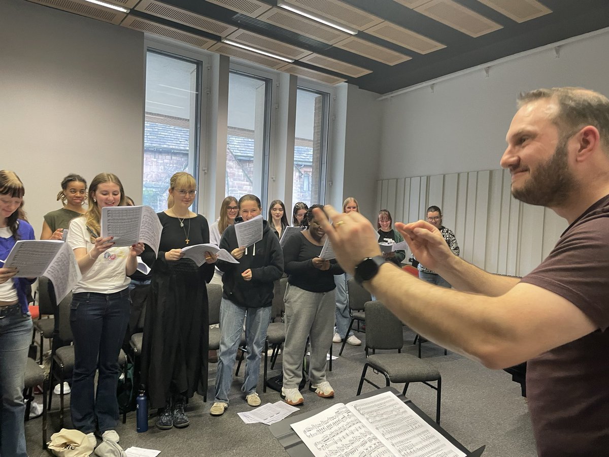 redmond_tom's tweet photo. .@Chethams music course is underway. A jam packed week of orchestras, opera scenes, piano classes, improvisation &amp;…music.
Very excited to welcome Elizabeth Vergara Gallego to conduct Brouwer, Ginastera, Resphigi &amp; Sibelius. Only a few tickets left for performances @StollerHall https://t.co/u3fcFq1rEk