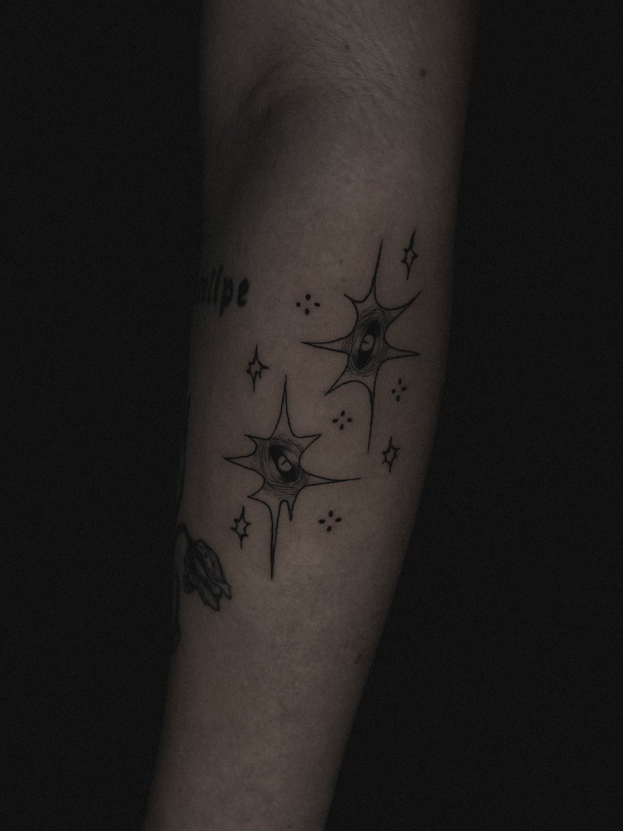 akaeese's tweet photo. 𝔦𝔤: 𝔰𝔬𝔪𝔟𝔯𝔢𝔰𝔬𝔫𝔤𝔢𝔰.𝔱𝔱𝔱

salutations~ je m’appelle aken et je suis tatoueur en moselle. je suis un artiste giga queer et bien neuroa qui pique dans un style illu aux vibes fantaisistes.⭐️
tous mes flashs ainsi que mes infos rdv se trouvent sur mon insta ci dessus~🦇 https://t.co/XjVOuKTThQ