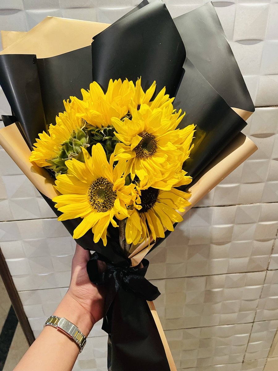 mambostore's tweet photo. Simple sunflowers bouquet always wins✨ https://t.co/BKY4uKHqME