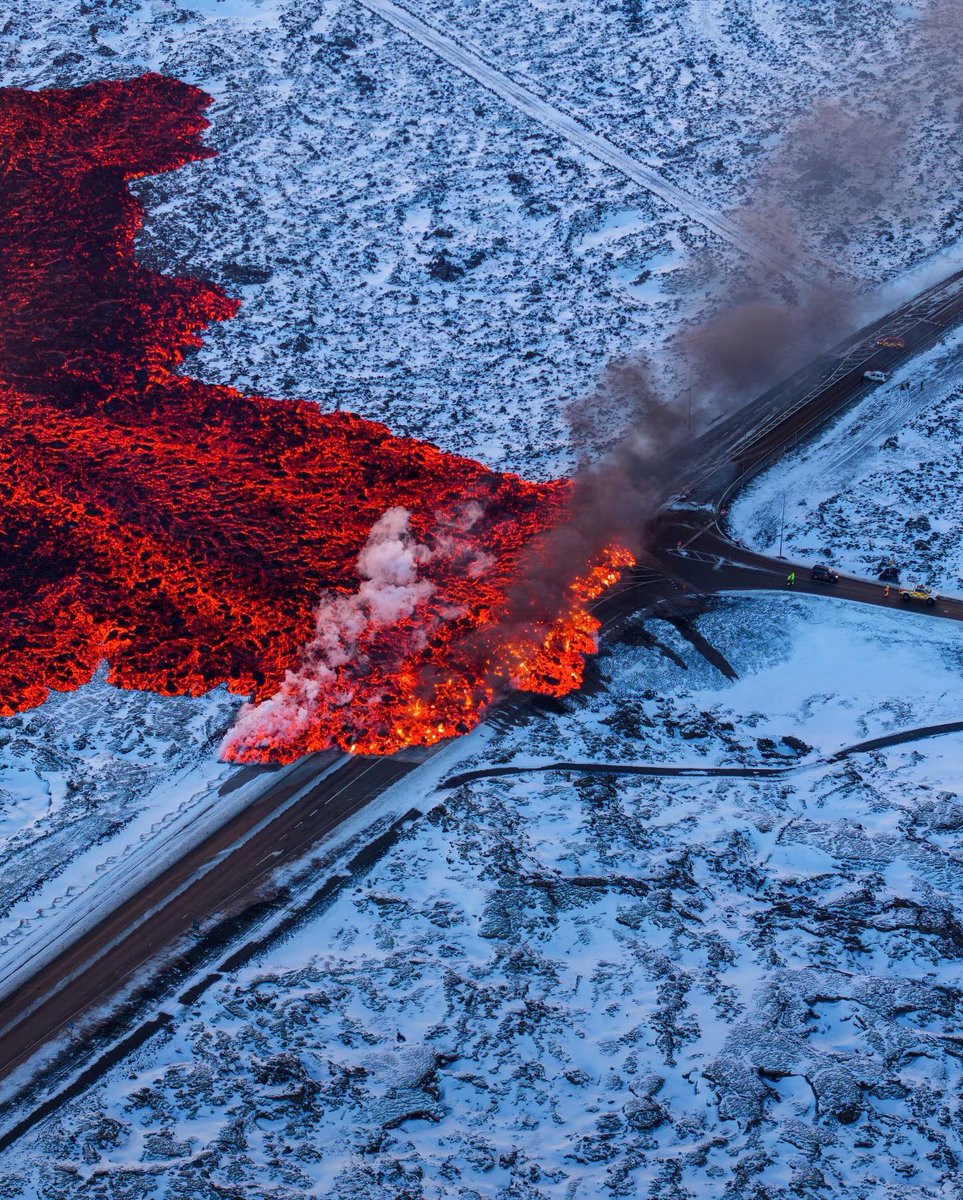 L_ThinkTank's tweet photo. [ 🇮🇸 ISLANDE ]

🔸 Images de l’éruption volcanique survenue ce jeudi dans la péninsule de Reykjanes. https://t.co/3QHFPyjo6t