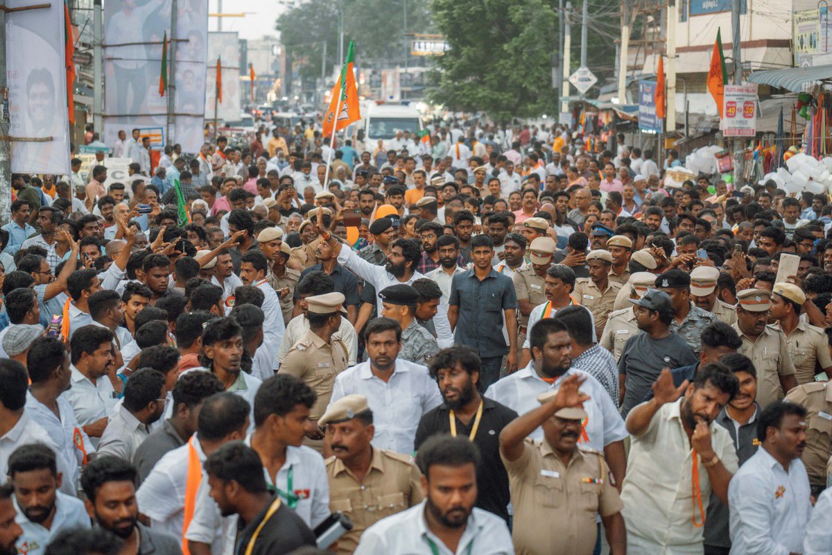 annamalai_k's tweet photo. இன்றைய மாலை #EnMannEnMakkal பயணம், காமாட்சி அம்மன் கோயில், 108 திவ்யதேசங்களில் ஒன்றான வரதராஜ பெருமாள் கோவில், ஏகாம்பரேஸ்வரர் கோவில், கச்சபேஸ்வரர் கோவில் என, ஆயிரம் கோவில்களின் நகரம் என்ற பெருமையுடைய புண்ணிய பூமியான காஞ்சிபுரம் சட்டமன்றத் தொகுதியில், பொதுமக்களின் பேராதரவோடு வெகு சிறப்பாக நடந்தேறியது. (1/10)