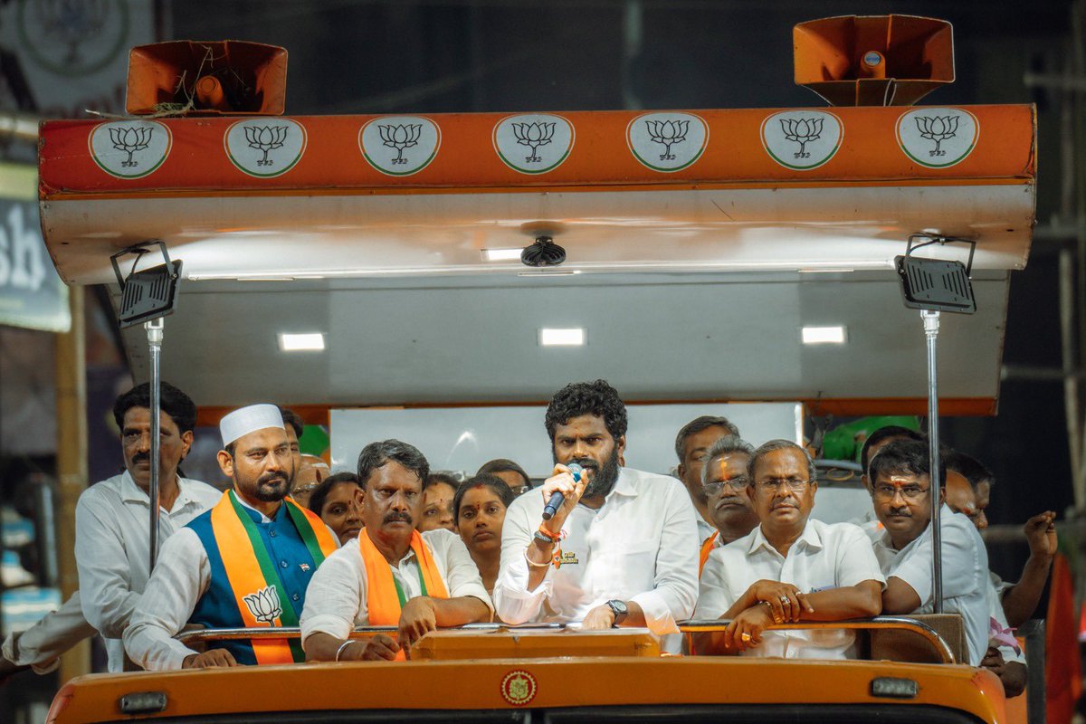 annamalai_k's tweet photo. இன்றைய மாலை #EnMannEnMakkal பயணம், காமாட்சி அம்மன் கோயில், 108 திவ்யதேசங்களில் ஒன்றான வரதராஜ பெருமாள் கோவில், ஏகாம்பரேஸ்வரர் கோவில், கச்சபேஸ்வரர் கோவில் என, ஆயிரம் கோவில்களின் நகரம் என்ற பெருமையுடைய புண்ணிய பூமியான காஞ்சிபுரம் சட்டமன்றத் தொகுதியில், பொதுமக்களின் பேராதரவோடு வெகு சிறப்பாக நடந்தேறியது. (1/10)