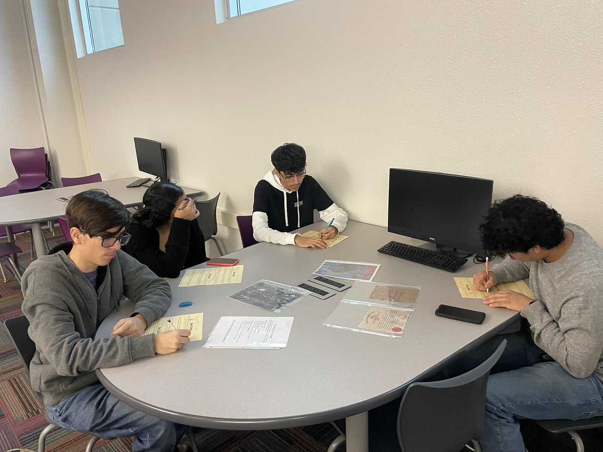 LibrarianAnGe's tweet photo. U.S. History lesson analyzing primary sources, timelines, and artifacts. 
It was a fun day at EHS library. 
#SISDReads
#sisdlibraries
@Sparks_Interest https://t.co/25y1fvBfeq