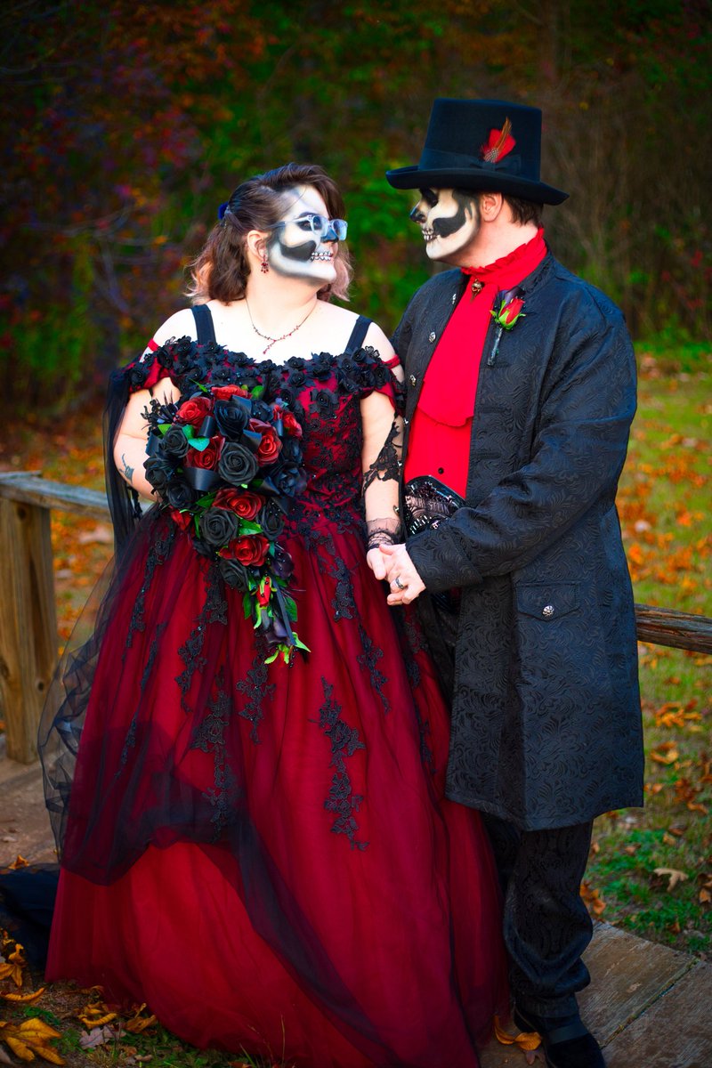 Godlike_Virus's tweet image. 🕸️🕷️💀🎩💀🕷️🕸️
#TilDeathDoUsPart. #Hallowedding October 30th, 2023.
👰‍♀️💀🖤🌹🖤💀🤵‍♂️