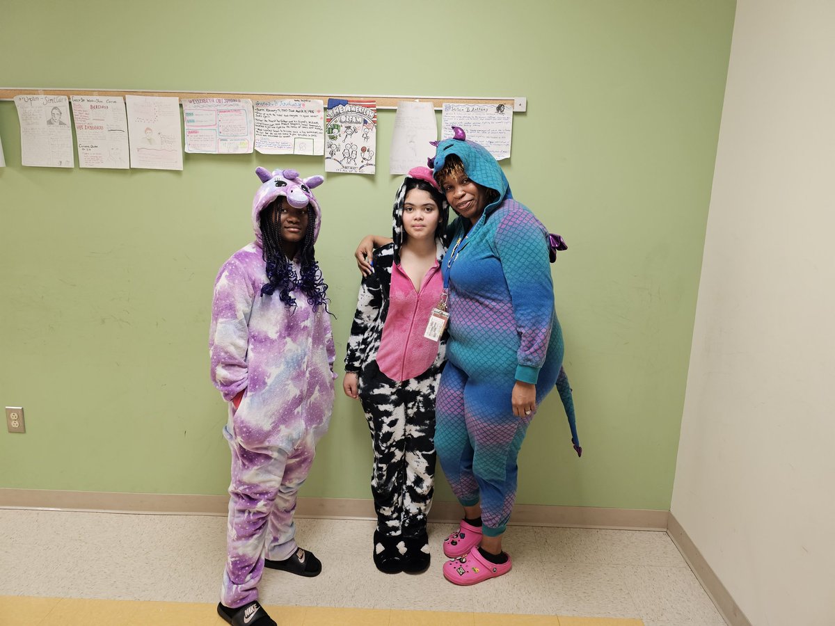 Just a couple of wild animals on pajama day! 🦄🐄🦖🦎