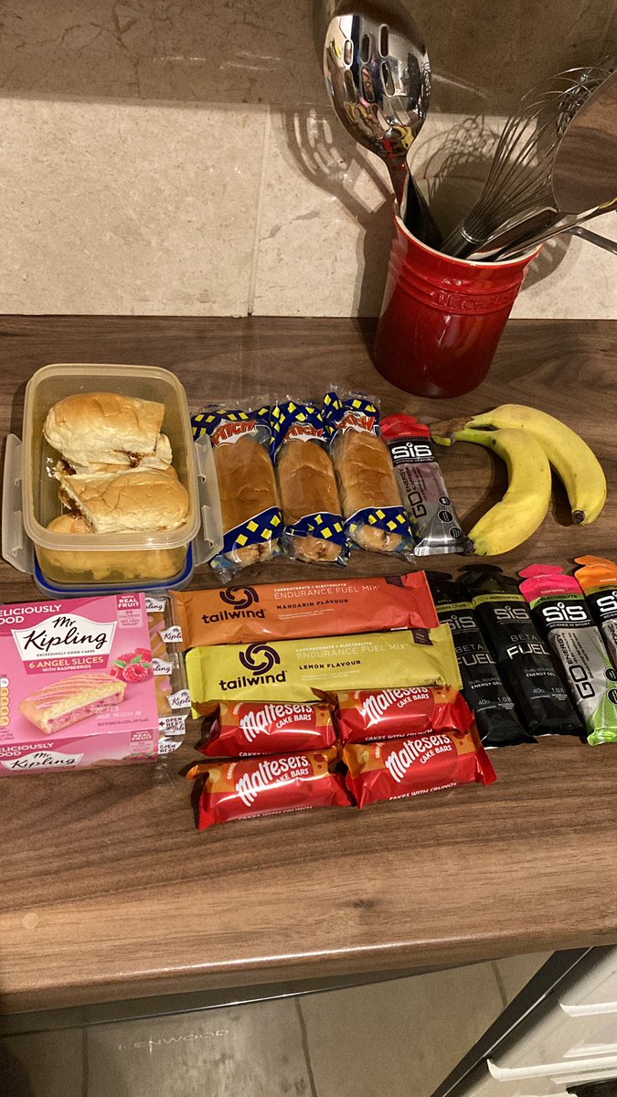 Long Joggings tomorrow.. Picnic time 😋🍫🥪🍪 #keeponrunning #Ultratraining 🏃🏼‍♀️