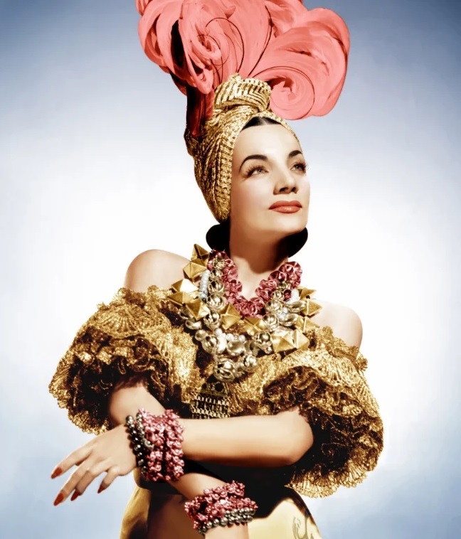 Há 115 anos, em 09/02/1909, nascia Carmen Miranda. Ícone da Era do Rádio, Carmen teve amplo destaque na música e no cinema, permanecendo até hoje como uma das personalidades brasileiras de maior projeção internacional, com impacto cultural duradouro em gerações de artistas.

1/28