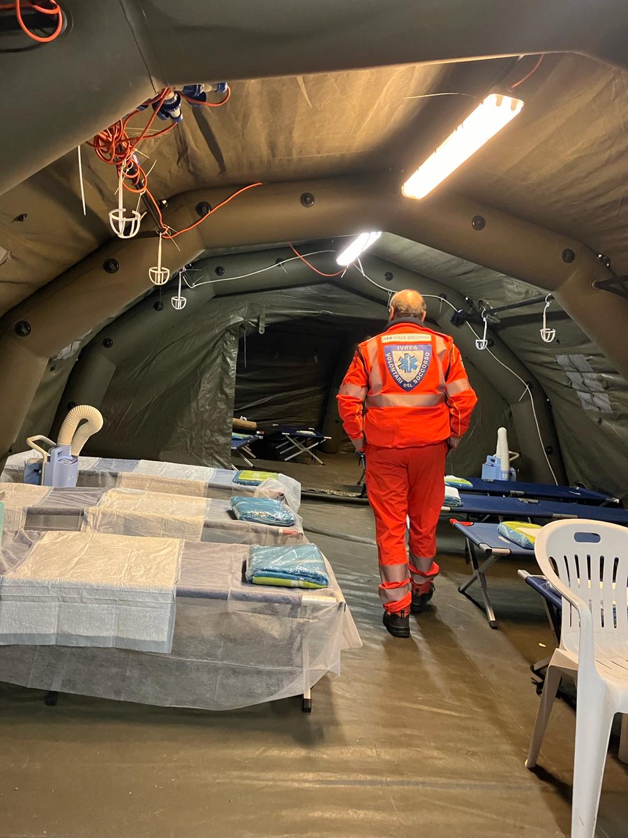 AnpasPiemonte's tweet photo. #IvreaSoccorso sta assicurando la copertura sanitaria allo #StoricoCarnevaleIvrea.
Informazione di servizio: la tenda campale di #ANPAS allestita in piazza Credenza, vicino all’Ospedale, funziona da triage e potrà accogliere pazienti per cure assistenziali a bassa criticità. https://t.co/11jjisMawp