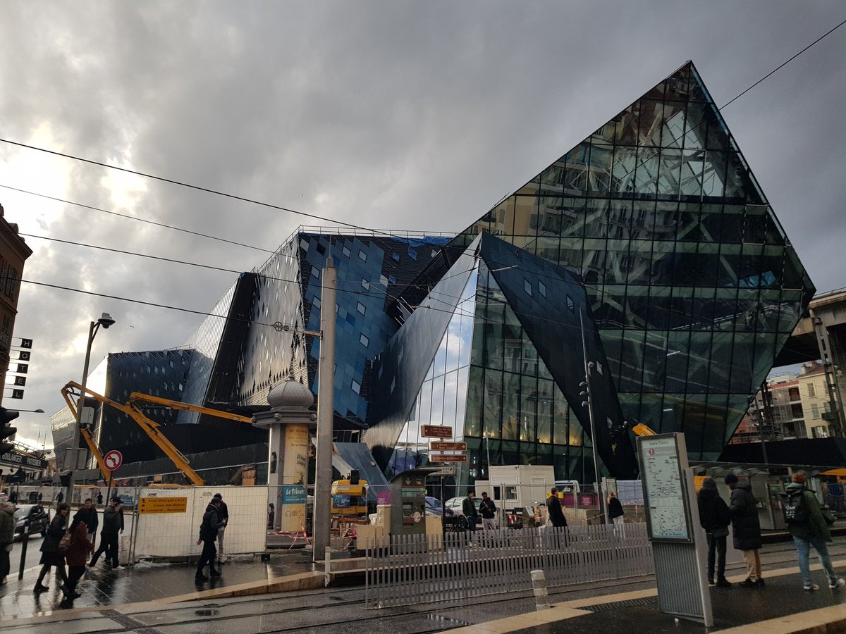 Nice2030_actu's tweet image. Avec le ciel 🌧️ rapidement changeant ⛅ cet après-midi, Iconic offrait tantôt de beaux reflets, tantôt une belle transparence. Mais ce bâtiment sera-t-il un jour terminé ?!!? #Nice06 #Iconic #teamarchi #architecture