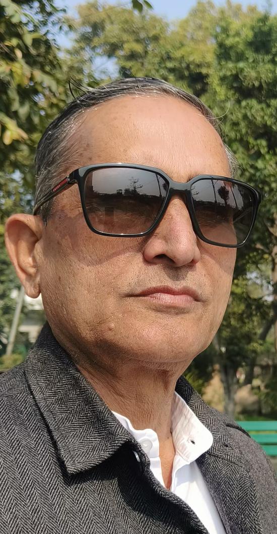 padhadharmveer's tweet photo. सेल्फी का चित्र और चाटु���ार मित्र,
 में गुण होते हैं बडे़ खास।
उम्रदराज मुरझाए चेहरे को भी,
करा देते है नवयोवन का अहसास।
जब कभी तुम्हारा  मन होने लगे 
उदास निराश और हतास ।
फोन निकालो सैलफी खैंचो,
फोटो देखो खुश हो बढ़ाओ आत्मविश्वास।
लेकिन दर्पण और हितैषी मित्र सदा सच्चाई https://t.co/lRBZtxh8FM