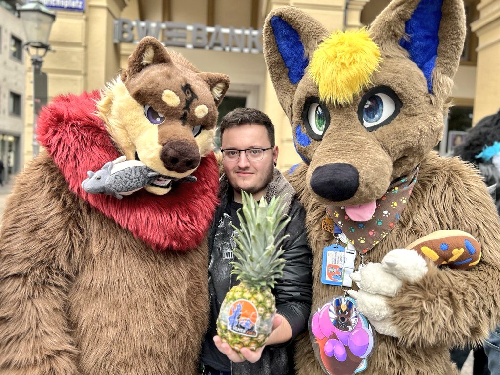 Had an amazing time at the suitwalk in Karlsruhe today :3
Thanks to those cute bears <a href="/InugamiTheBear/">Inugami</a> and <a href="/CydoBear/">CydoBear</a> for taking a pic with me.
And the cute wolf <a href="/OlliFr3D/">OlliFr3D🇩🇪🤘🔜EAST 13</a> in the middle as well ^^

📸 @CrowleyRaccoon
👔 <a href="/Cut_The_Wires/">Neo</a>, <a href="/FellowBeasts/">Fellow Beasts</a>