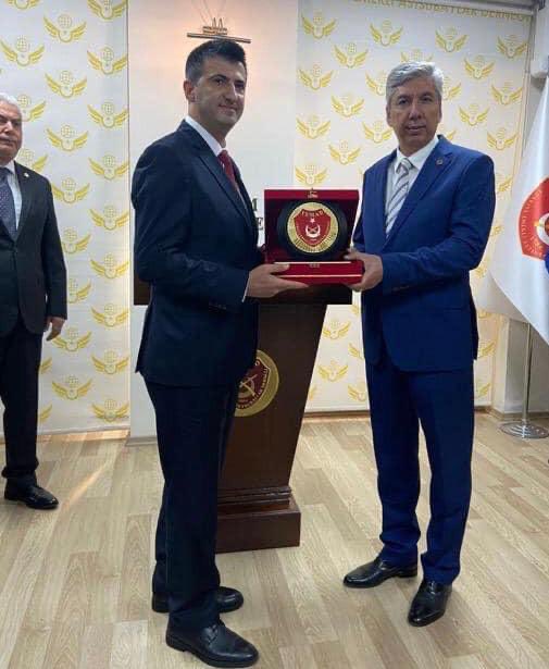 AK Parti İzmir Mv. Sn. Mehmet Ali ÇELEBİ, bugün (10 Şubat 2024 Cumartesi) İzmir Bayraklı TEMAD Şubemizde, Üyelerimizle 1,5 saatlik görüşme gerçekleştirmiştir. 
<a href="/celebimehmeta/">Mehmet Ali Çelebi</a> <a href="/hulusiakarmedya/">Hulusi AKAR</a> <a href="/avabdullahguler/">Abdullah Güler</a>
