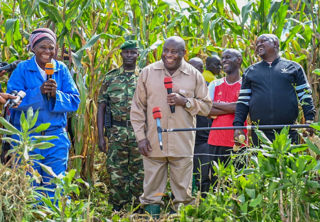 NtareHouse's tweet photo. S.E @GeneralNeva s’est réjoui du fait que la population de @KirundoProvince répond avec enthousiasme à l'appel de multiplier la production agricole et que cette province regagne pas à pas sa place de grenier du #Burundi. 
Il a encouragé la population à bien gérer la récolte https://t.co/04IX1aAG7a