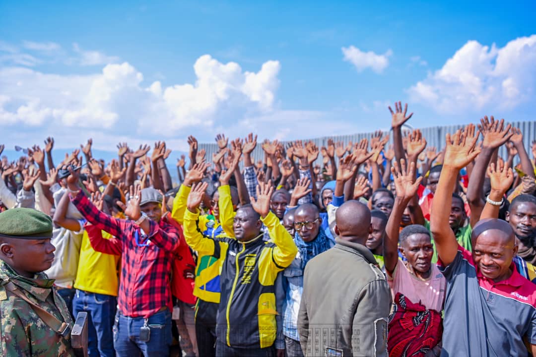 NtareHouse's tweet photo. S.E @GeneralNeva s’est réjoui du fait que la population de @KirundoProvince répond avec enthousiasme à l'appel de multiplier la production agricole et que cette province regagne pas à pas sa place de grenier du #Burundi. 
Il a encouragé la population à bien gérer la récolte https://t.co/04IX1aAG7a