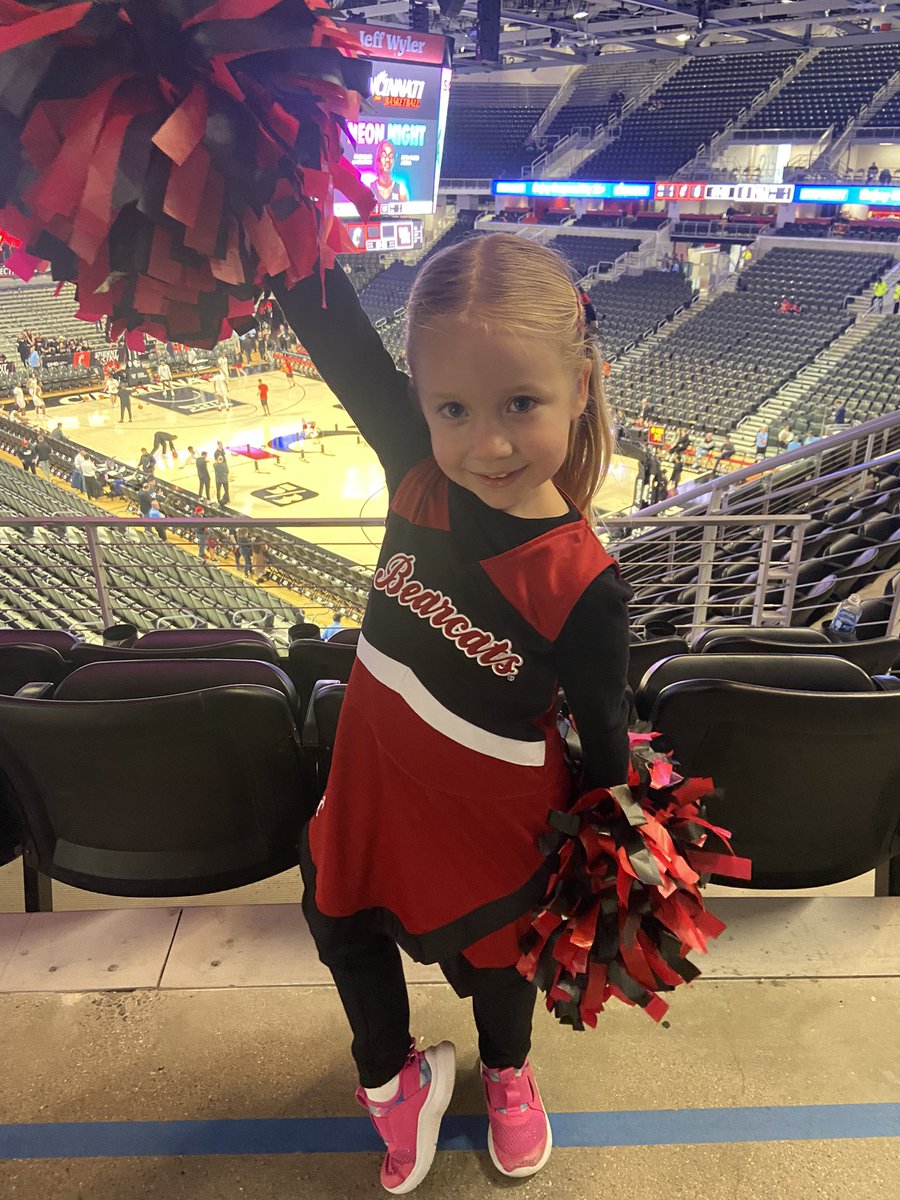 jodikaminski's tweet photo. #bearcats Let’s go!! https://t.co/o52lGmoGQg