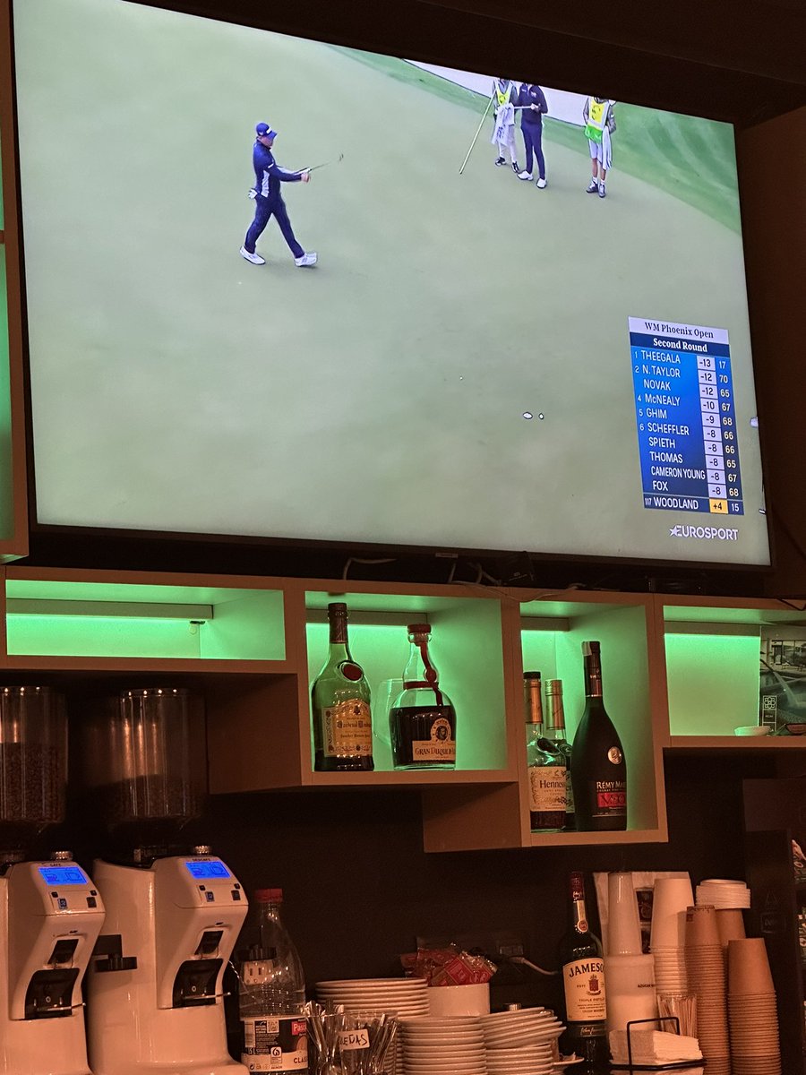 Nå er dere gutta på skjermen <a href="/ESN_golf/">Eurosport Golf</a> i baren på hotellet <a href="/LaFincaResort/">La Finca Resort</a> love it!