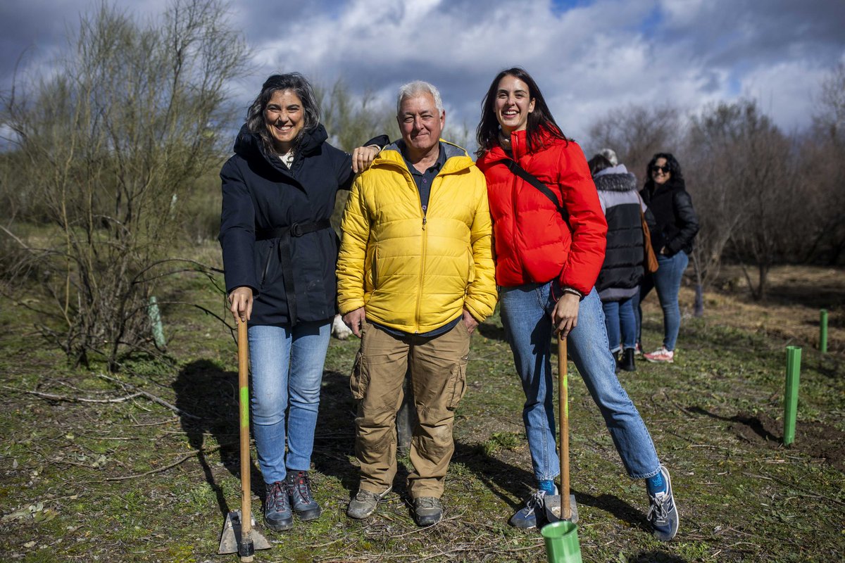 EscalanteMarisa's tweet photo. Hoy con @MasLatina_ ,hemos plantado encinas, robles y alcornoques en el
Corredor Ecológico de los Arroyos y Retamares del Suroeste de Madrid apoyando en la reforestación del entorno a las asociaciones del distrito #bellotada @campamento_si @CorredorEcoSur @EeAmadrid @EnASuroeste https://t.co/FautOzSDZ5