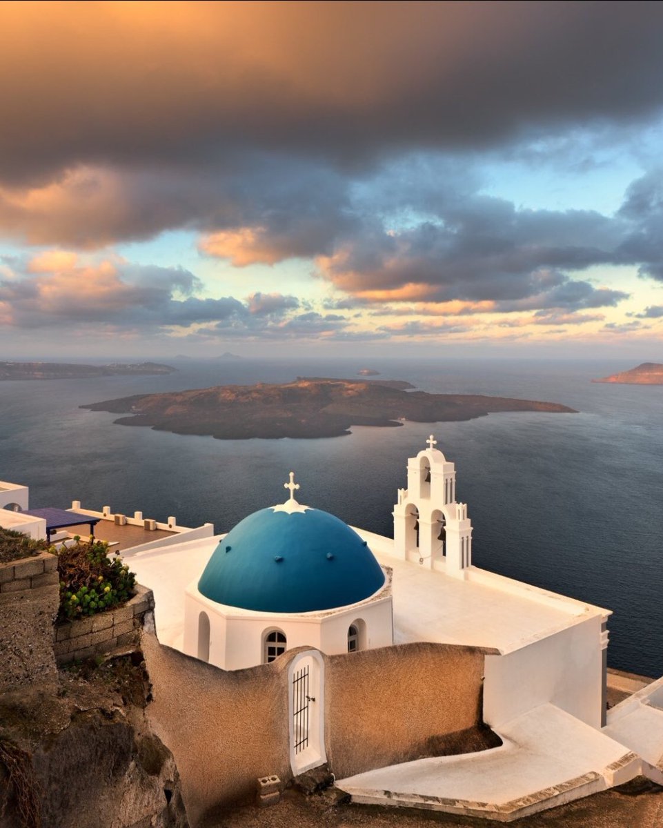 Serendipity0025's tweet image. Tre campane, una cupola blu con una croce bianca e l&apos;azzurro del Mar Egeo, forse la chiesa più famosa di #Santorini. Il sito della chiesa di San Teodoro era un tempo occupato da due chiese rupestri che furono sostituite da una piccola infermeria, sotto gli auspici dei Gesuiti.