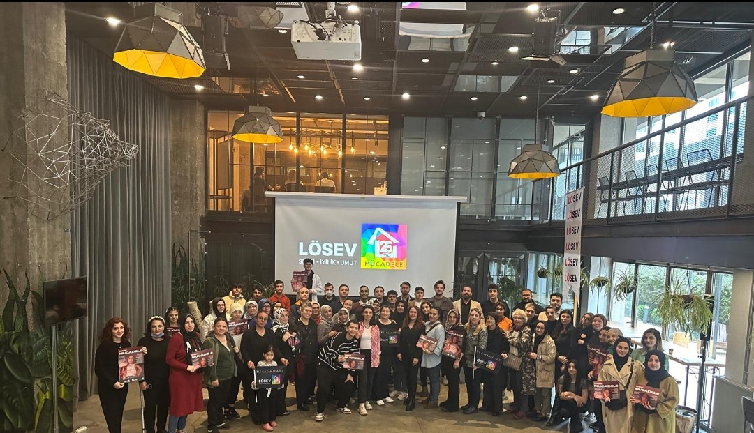 İstanbul Avrupa gençleri ve aileleri ile çok güçlüyüz 🙏
#Tam25YıldırMücadeleLÖSEVde
<a href="/ustunezer/">Dr. Üstün EZER</a> @hulyaunver <a href="/losev1998/">LÖSEV</a> <a href="/julidearifoglu/">Dr.Julide Arifoğlu</a>