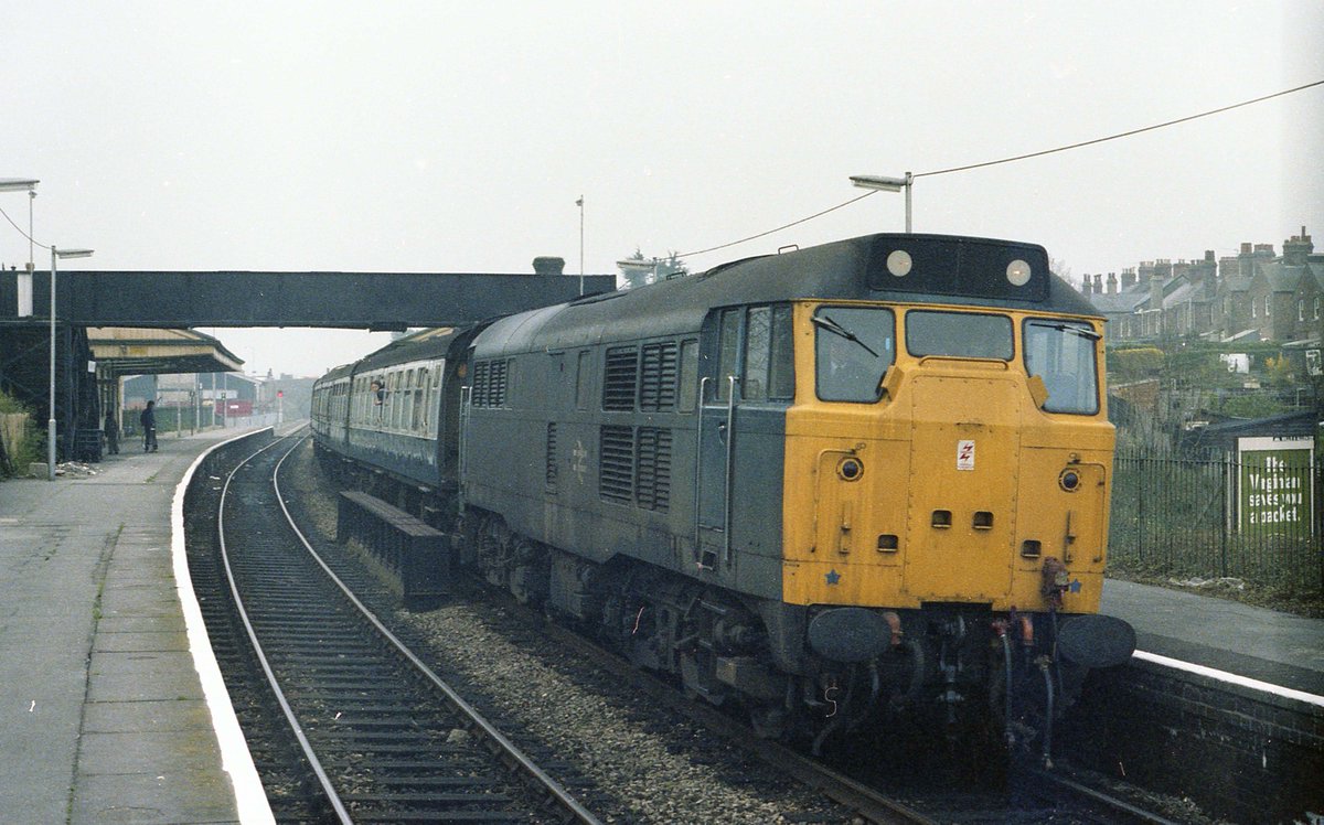 tokerjrh's tweet image. BR bonus.  Six days a week, twice a day I would head down to Dorchester West to see what came down from Bristol.  Once the 31/4s came out it got rather predictable but it is still a classic view for me.  31410 Dorchester West 7th April 1981. #BRblue #Britishrail #class31