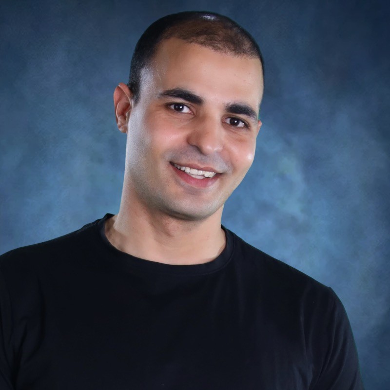 من هو ابراهيم عادل ؟!!! 

هو الشخص اللي غير نظرة العالم للعرب وعمل قناة لتعلم اللغة الإنجليزية بعدد مشتركين يصل إلي ٨ مليون مشترك !!!!! 

بالإضافة إلي قدرته علي تعليمك لغات آخري مثل الصينية والفرنسية وغيرها وراح يعلمك البرمجة بأسهل طريقة ممكنه ! 

إذا مشغول فضلها وارجع لها بعدين