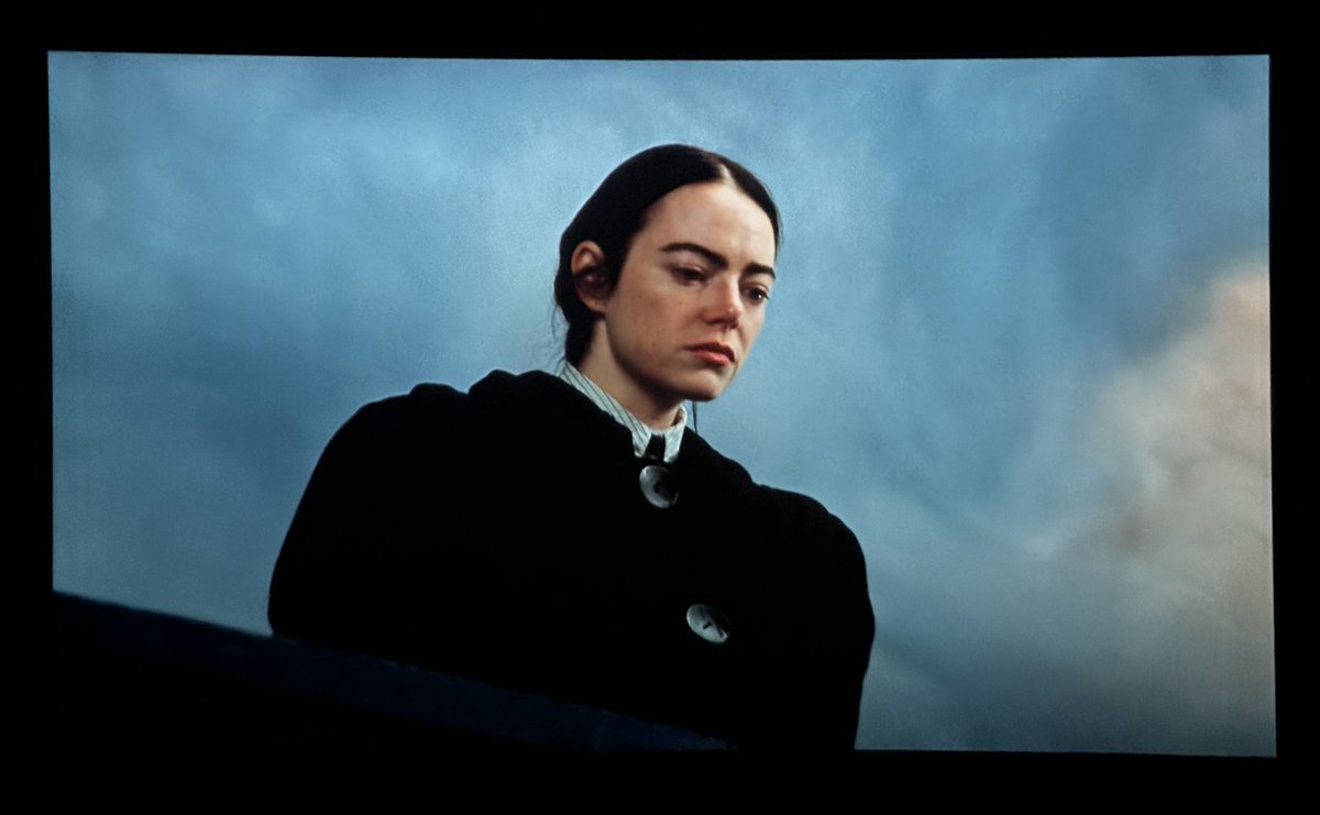 Macaronzz's tweet photo. Lanthimos sana asigim! #PoorThings KU-SUR-SUZ. Bu yilki acik ara favorim, hatta tum zamanlardaki favorilerimden oldu kolaylikla. Ben bile bu kadar buyulenmeyi beklemiyordum. Filmde izlerken kahkaha attigim meshur (ve simdiden kultlesen) dans sahnesiyle paylasiyorum 🥲 https://t.co/Cps0s1CxDk