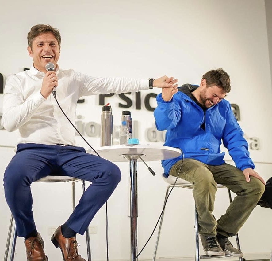 Acerca del #Presiduende 
Axel:  Que tenga un poquito de sensibilidad ante lo que está pasando 
Juan:  Somos much@s  los que no nos resignamos y queremos una Argentina más Humana. 
⁦<a href="/Kicillofok/">Axel Kicillof</a>⁩ ⁦<a href="/JuanGrabois/">Juan Grabois</a>⁩

Lindo sábado Kukitas !! ✌️👠